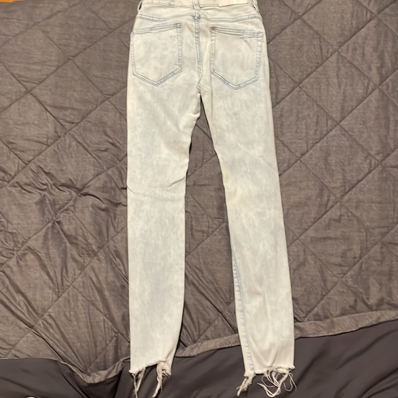 H&M light wash skinny jeans - Picture 4 of 6
